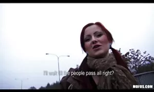 Він привів зрілу жінку в ліс укрїнське порно і роздягнувся на матраці.