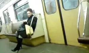 Собака зайнята тим, що здається український секс дилеру за гроші